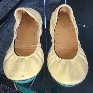 GENTLY WORN TIEKS SZ 9 BISCOTTI PATENT FLATS